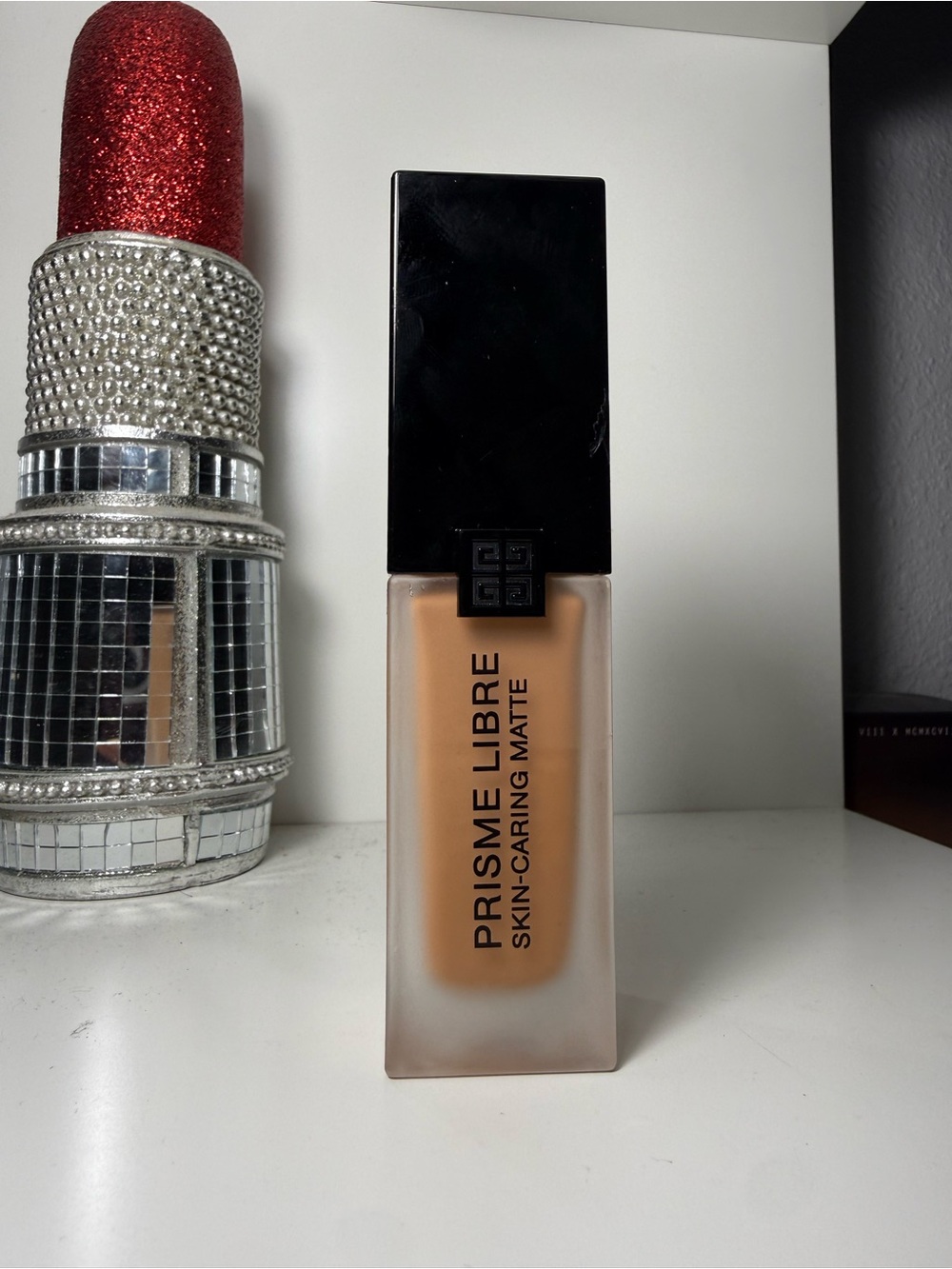 Givenchy Prisme Libre Skin-Caring Matte Foundation